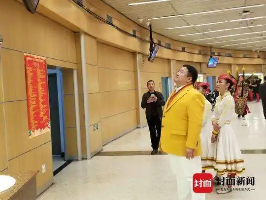 "春晚钉子户"笑脸哥冉东升坐观众席19年 今年因腿抽筋中途离场