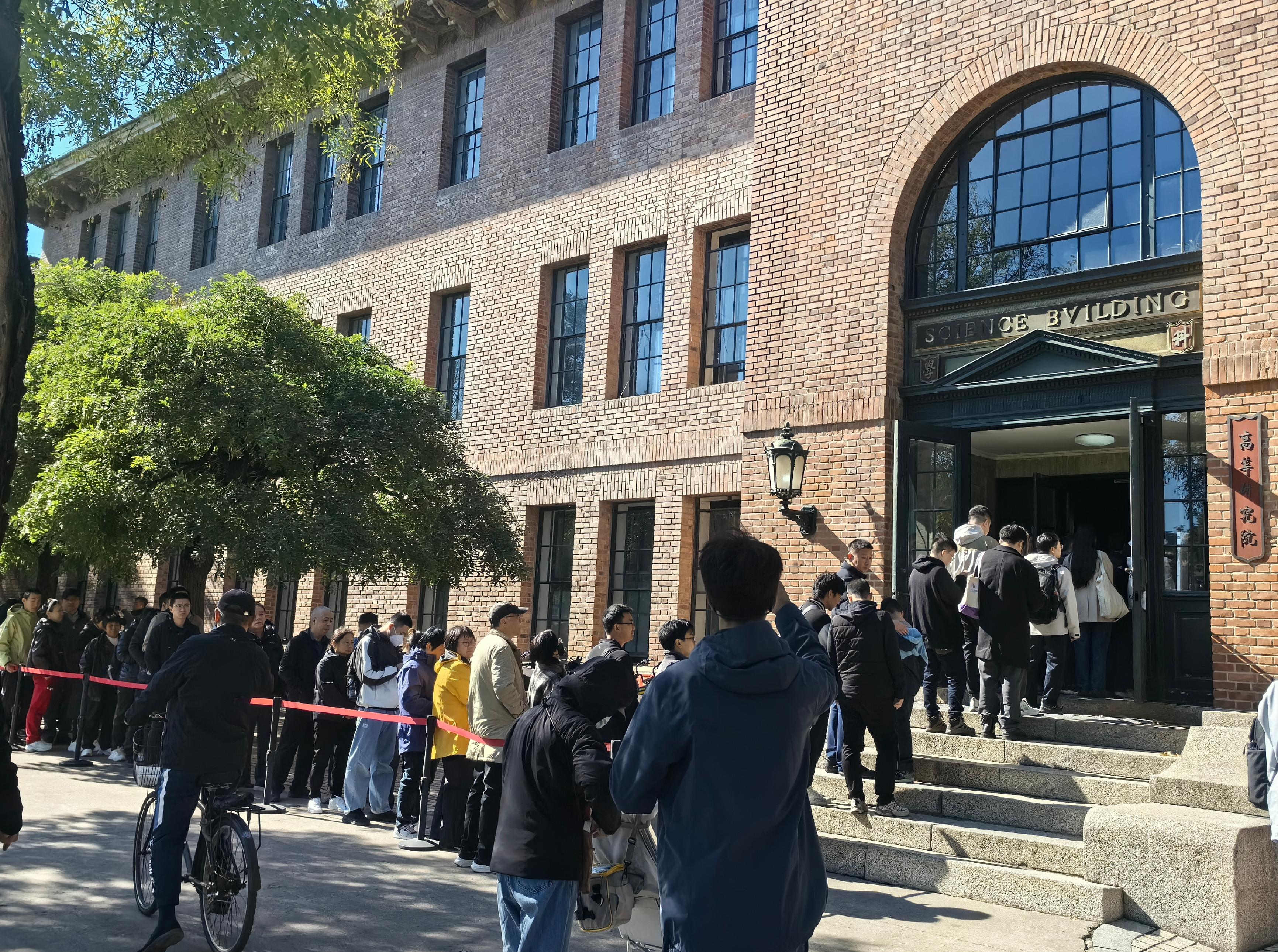 在清华园，送别杨振宁