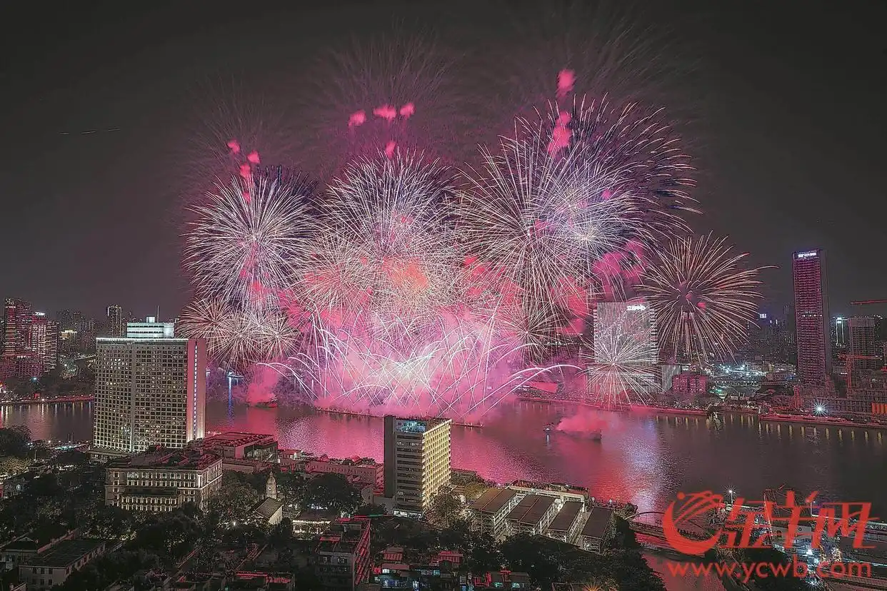 “金蛇”狂舞贺新春 超15万发烟花闪耀羊城夜空