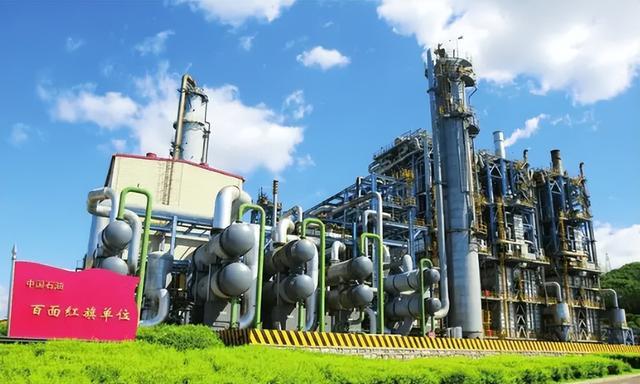 他是建国以来潜逃级别最高的贪官：至今还未落网，逃跑方式成了谜