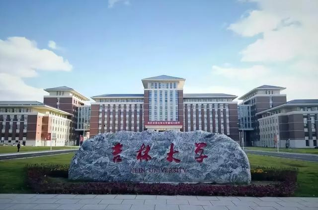 他是建国以来潜逃级别最高的贪官：至今还未落网，逃跑方式成了谜