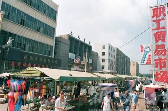 他是建国以来潜逃级别最高的贪官：至今还未落网，逃跑方式成了谜