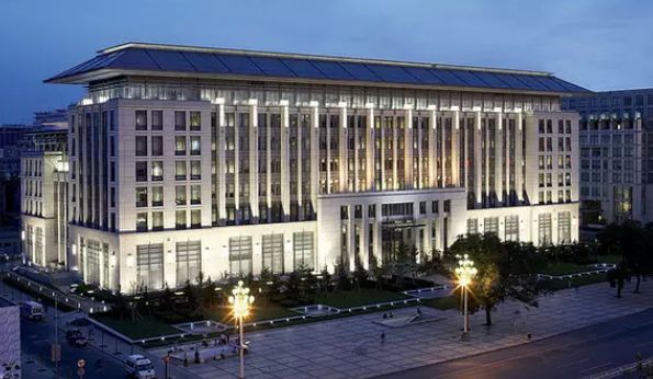 他是建国以来潜逃级别最高的贪官：至今还未落网，逃跑方式成了谜