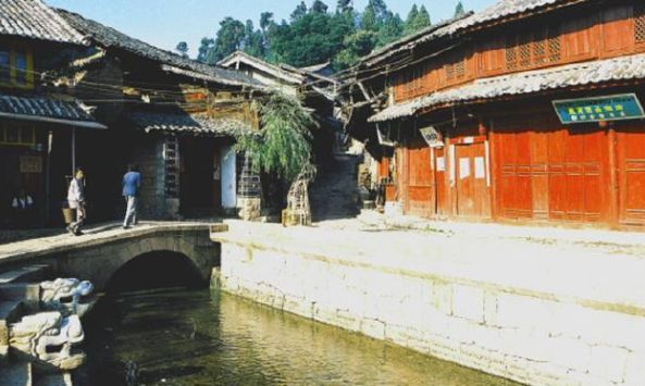 他是建国以来潜逃级别最高的贪官：至今还未落网，逃跑方式成了谜