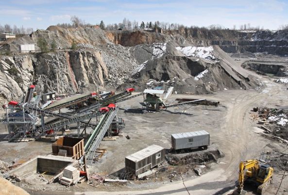 他是建国以来潜逃级别最高的贪官：至今还未落网，逃跑方式成了谜