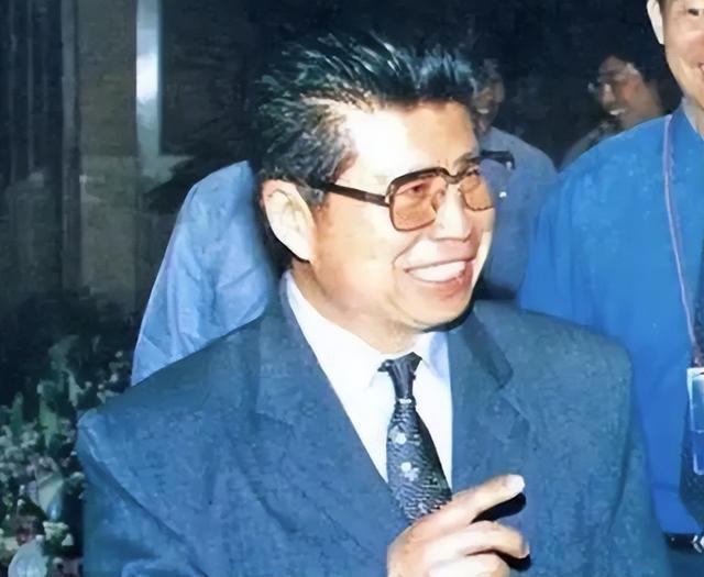 他是建国以来潜逃级别最高的贪官：至今还未落网，逃跑方式成了谜