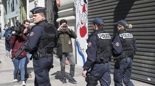 他是建国以来潜逃级别最高的贪官：至今还未落网，逃跑方式成了谜