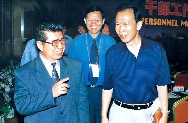 他是建国以来潜逃级别最高的贪官：至今还未落网，逃跑方式成了谜