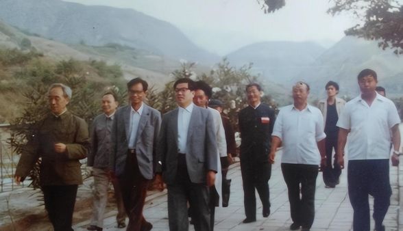 他是建国以来潜逃级别最高的贪官：至今还未落网，逃跑方式成了谜