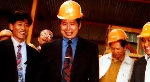 他是建国以来潜逃级别最高的贪官：至今还未落网，逃跑方式成了谜