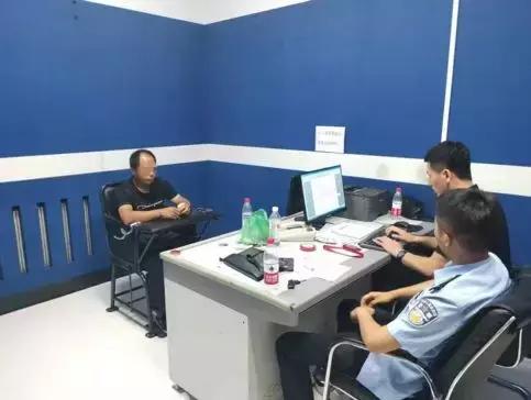 杀害一个近盲的老人后,他就躺在屋后的玉米丛里