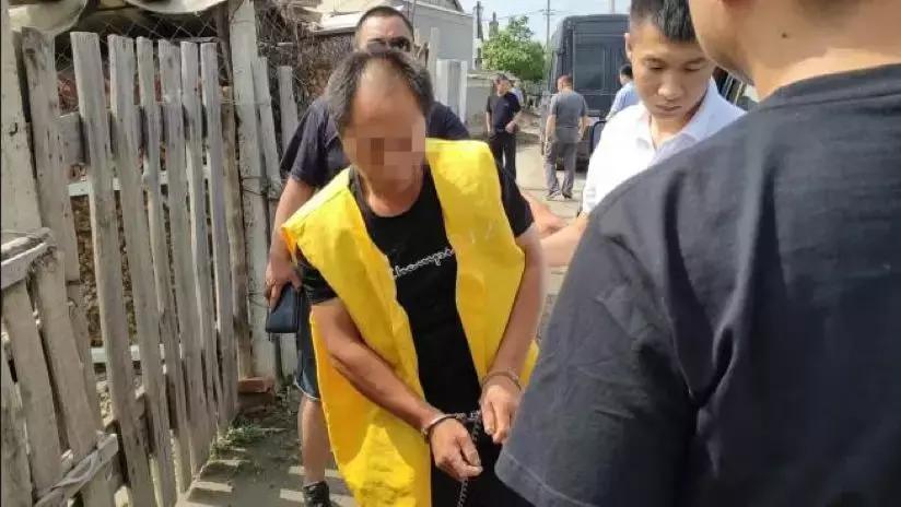 杀害一个近盲的老人后,他就躺在屋后的玉米丛里