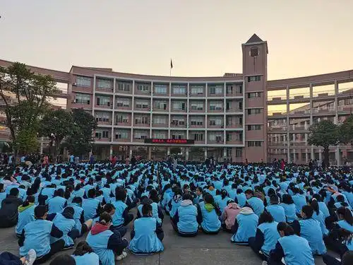 中学生生活费差异与消费观念探析