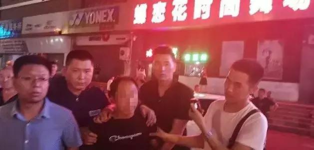 杀害一个近盲的老人后,他就躺在屋后的玉米丛里