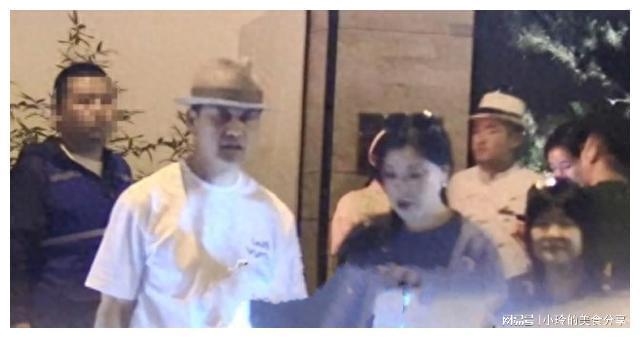 吕良伟夫妇与友聚餐，富豪妻子扶他过马路，罕露面气质神似周海媚
