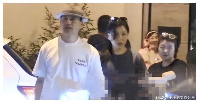 吕良伟夫妇与友聚餐，富豪妻子扶他过马路，罕露面气质神似周海媚