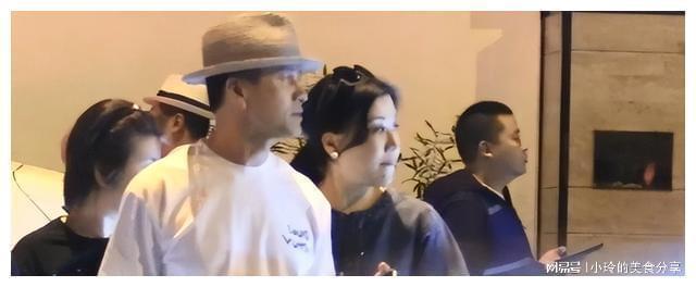 吕良伟夫妇与友聚餐，富豪妻子扶他过马路，罕露面气质神似周海媚