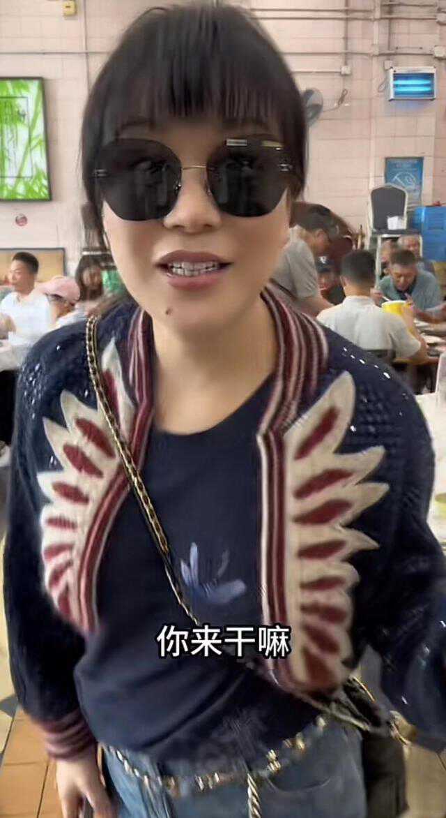 TVB知名老戏骨身价超十亿，接地气与妻子吃大排档逛市场