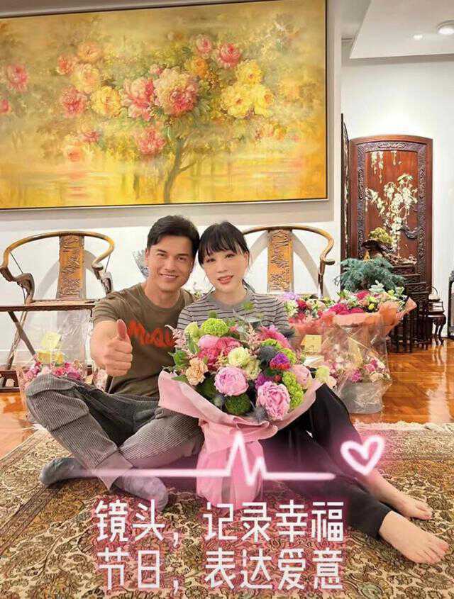 TVB知名老戏骨身价超十亿，接地气与妻子吃大排档逛市场