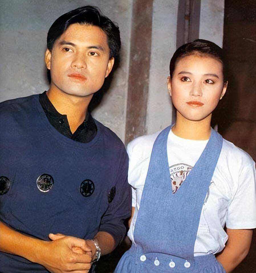 TVB知名老戏骨身价超十亿，接地气与妻子吃大排档逛市场