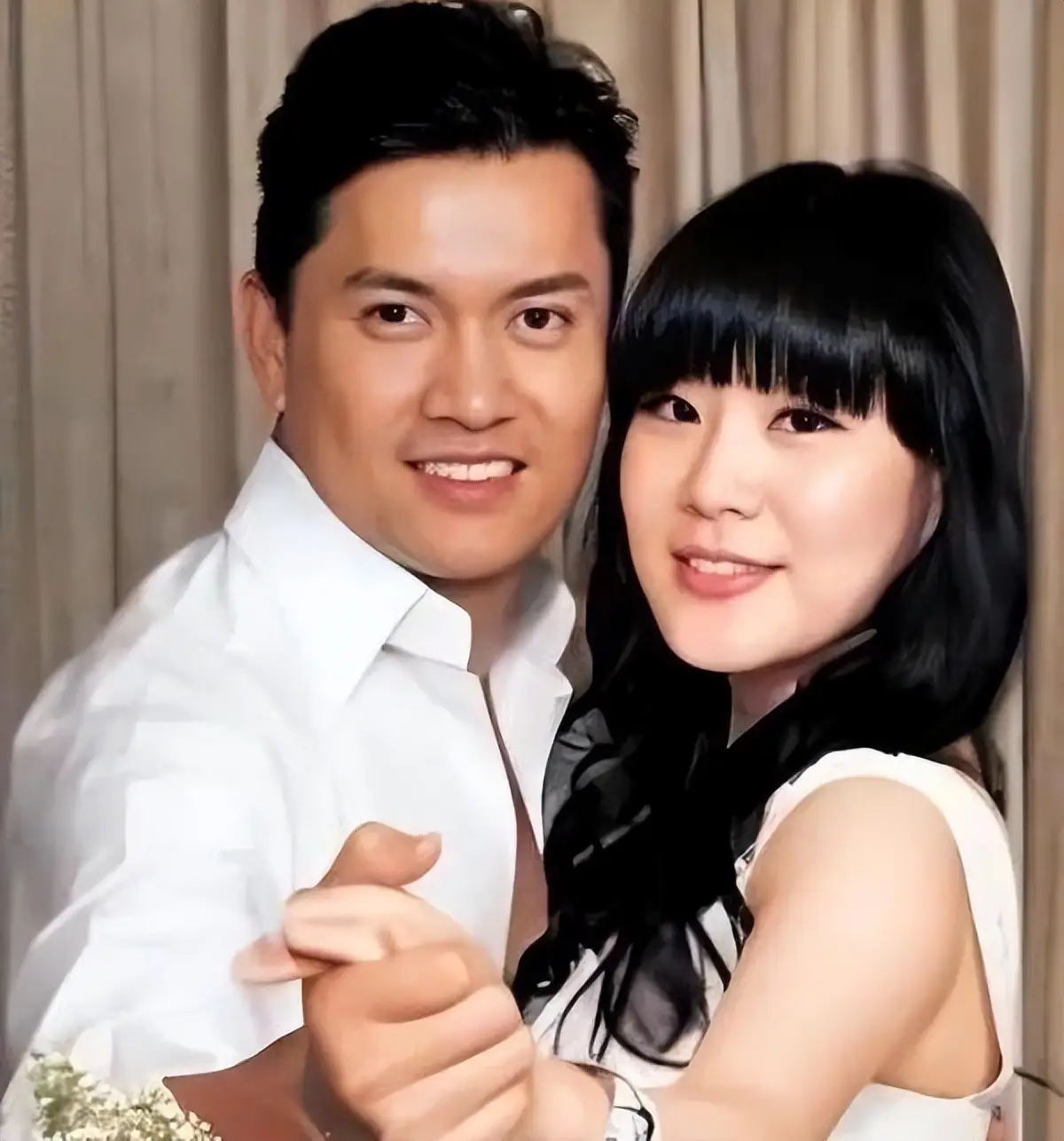 69岁吕良伟携54岁妻子赴宴,冻龄夫妻似30岁,羡煞旁人