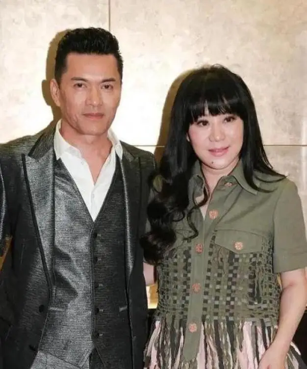 69岁吕良伟携54岁妻子赴宴,冻龄夫妻似30岁,羡煞旁人