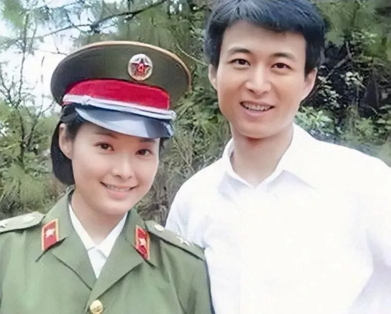 1993年，32岁的富商徐威对20岁的女学生袁立一见钟情，并砸下