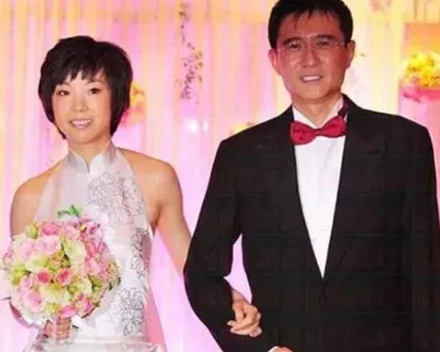 1993年，32岁的富商徐威对20岁的女学生袁立一见钟情，并砸下