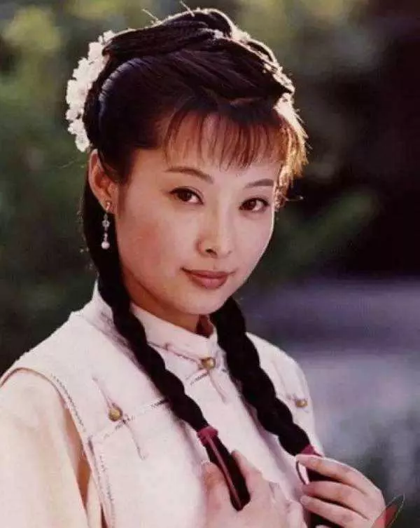 1993年，32岁的富商徐威对20岁的女学生袁立一见钟情，并砸下