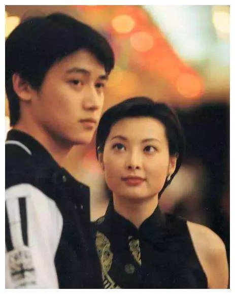 1993年，32岁的富商徐威对20岁的女学生袁立一见钟情，并砸下