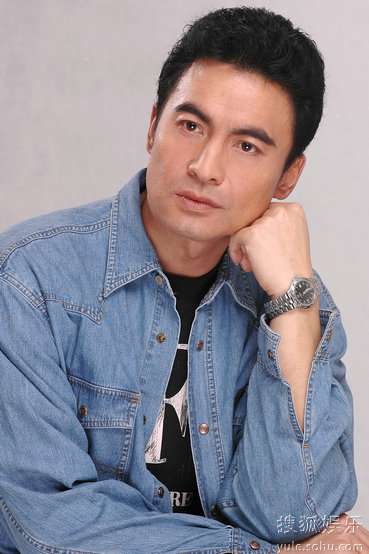 施大生带春意忙登舞台 出演话剧《蜗居》宋思明