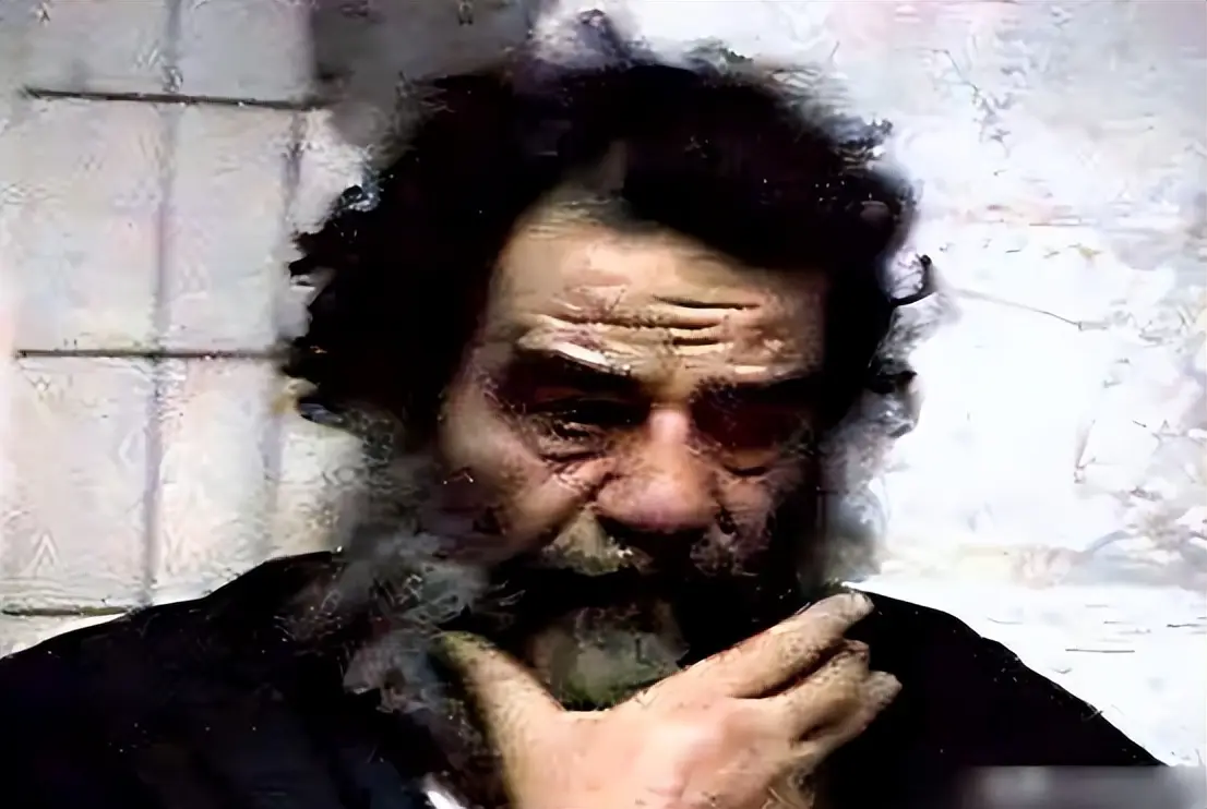 萨达姆受刑前一直摸胡子,大家以为他是害怕,唯独他女儿明白是暗号