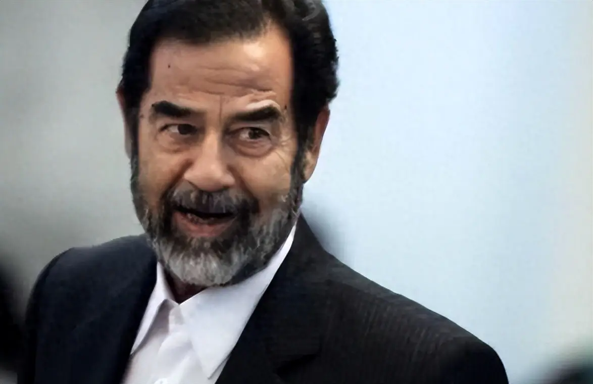 萨达姆受刑前一直摸胡子,大家以为他是害怕,唯独他女儿明白是暗号