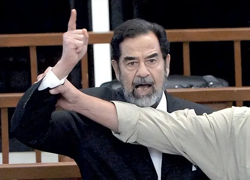 萨达姆受刑前一直摸胡子,大家以为他是害怕,唯独他女儿明白是暗号