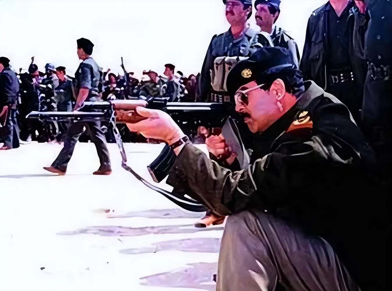 萨达姆受刑前一直摸胡子,大家以为他是害怕,唯独他女儿明白是暗号