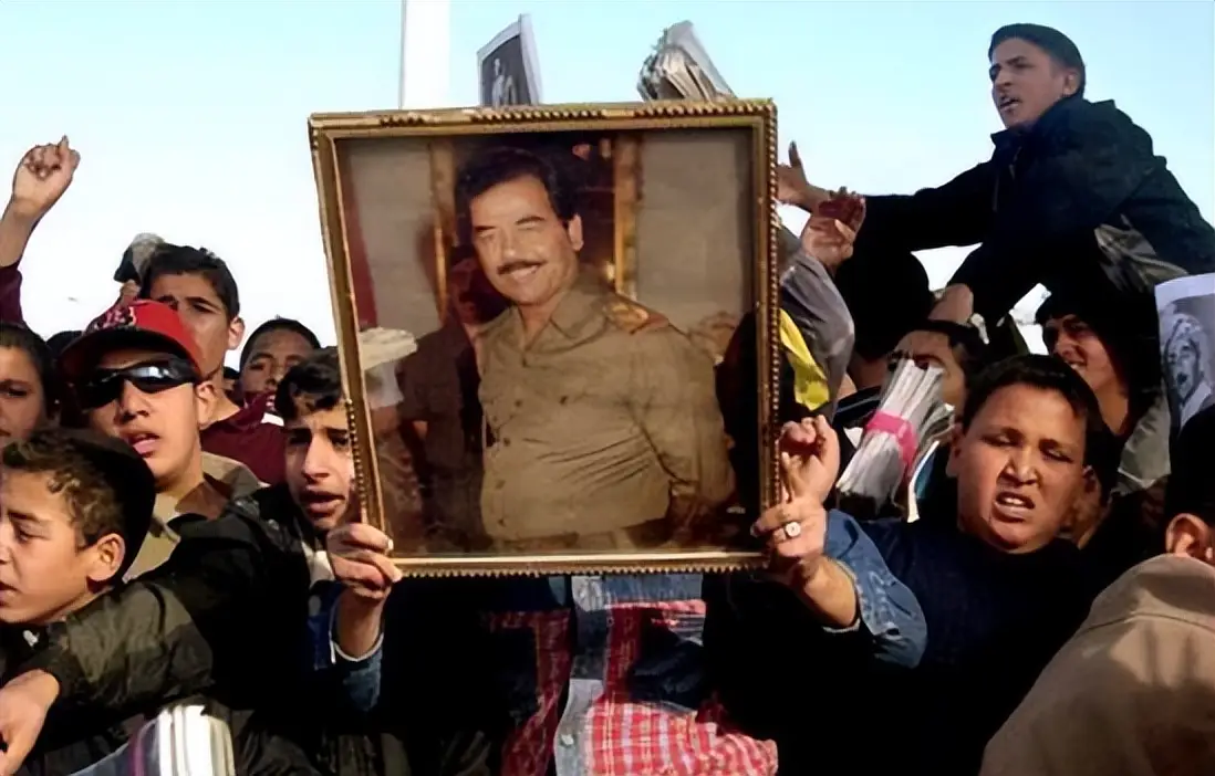 萨达姆受刑前一直摸胡子,大家以为他是害怕,唯独他女儿明白是暗号