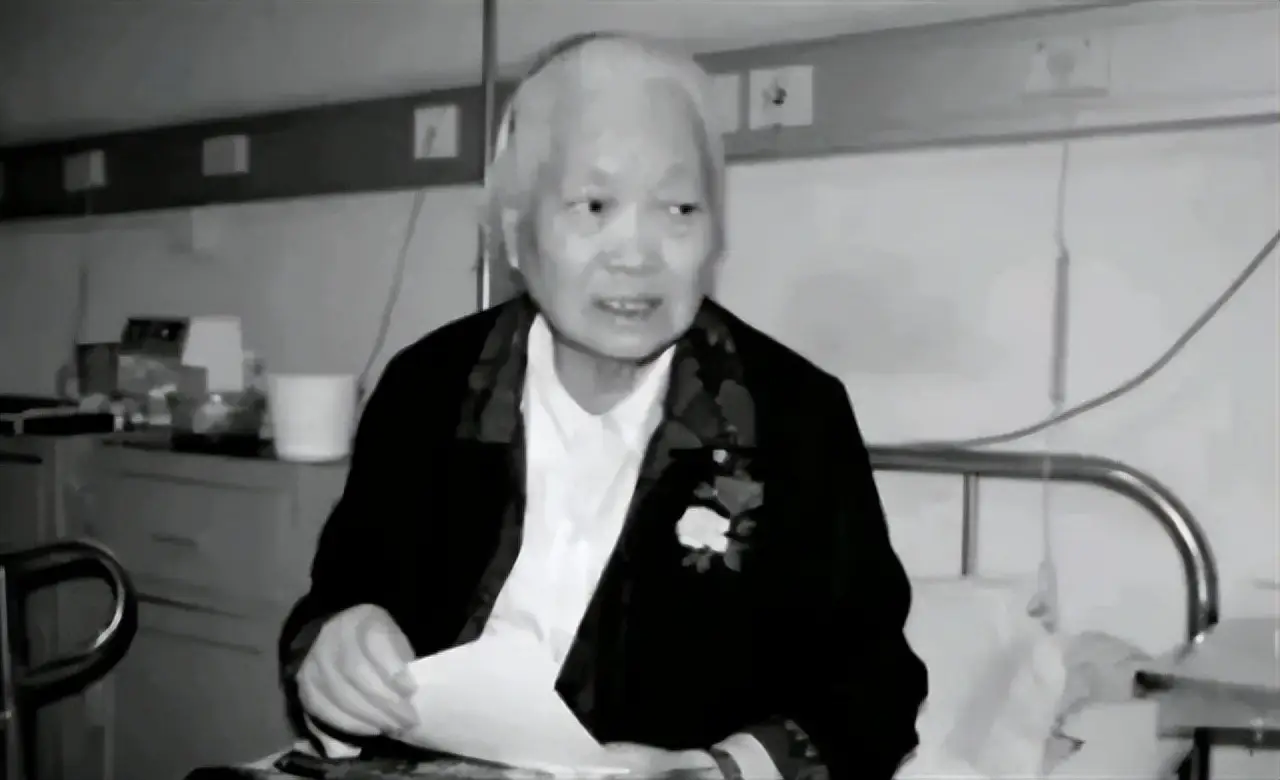 陈乔年牺牲后66年后女儿被找到,在墓碑前痛哭:爸,我来看您了