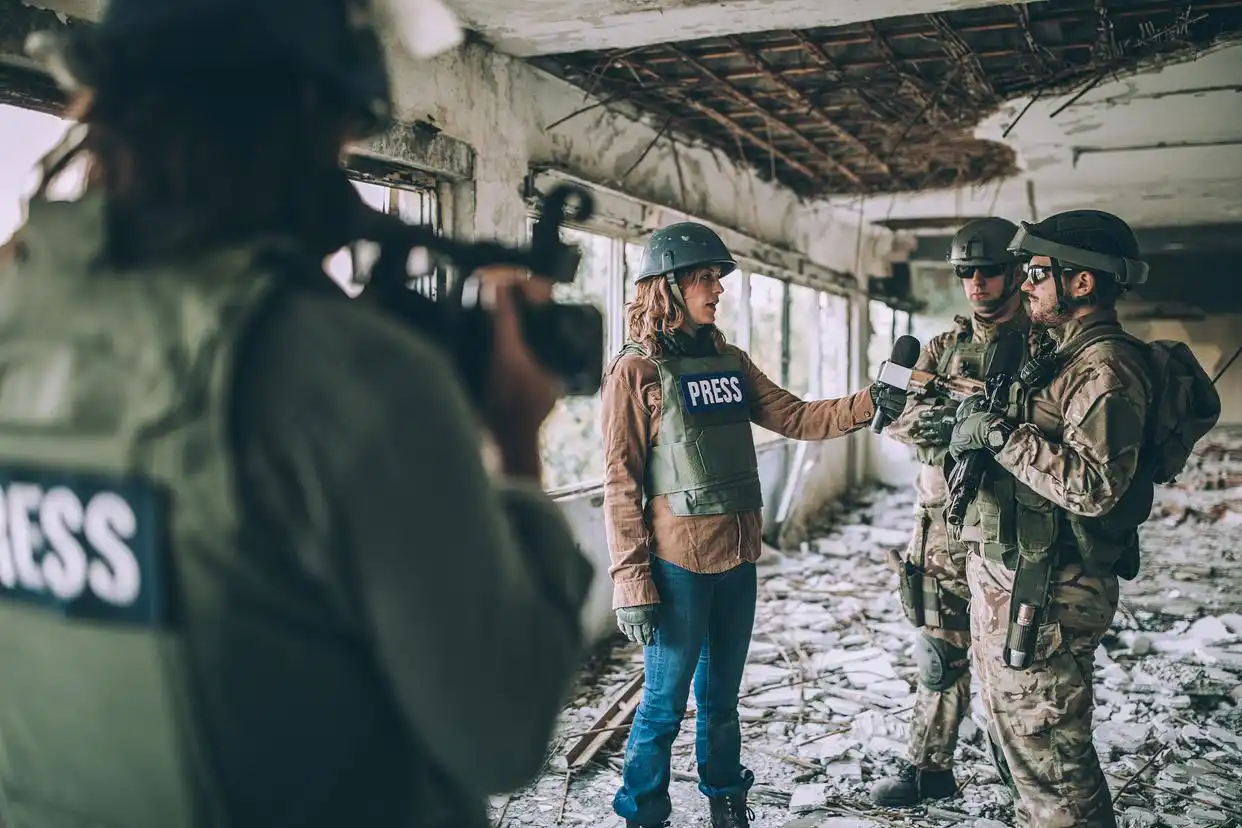 战地记者的抉择:镜头下的良知与特朗普的“边界恢复论”