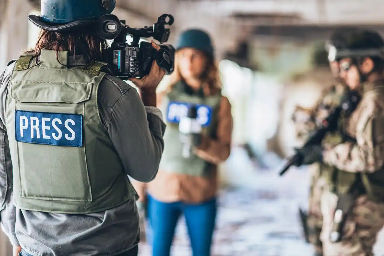 战地记者的抉择:镜头下的良知与特朗普的“边界恢复论”