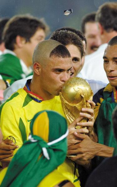 世界杯经典发型：巴乔辫子流行 大罗阿福头搞笑