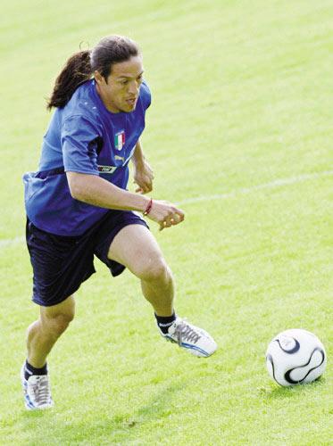 世界杯经典发型：巴乔辫子流行 大罗阿福头搞笑