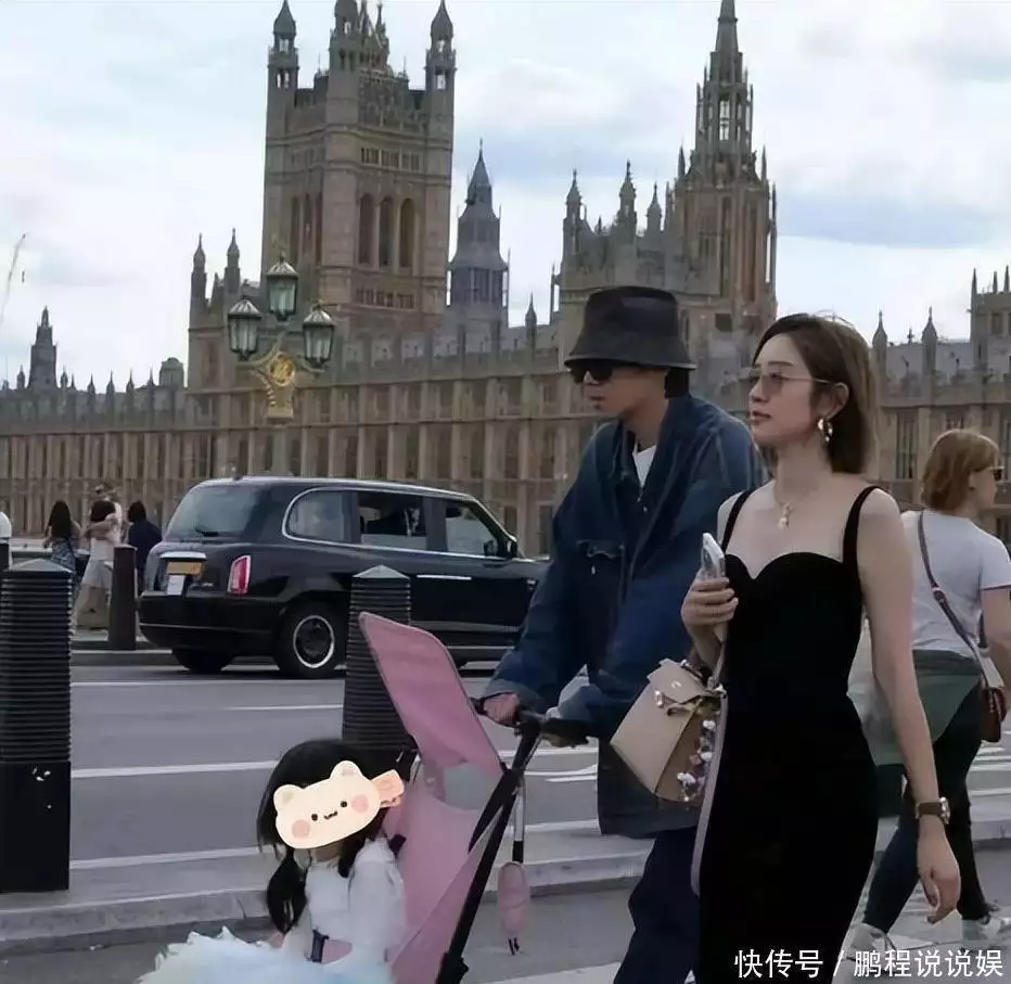 唐艺昕豪宅里庆中秋!穿粉裙拿花指月美成仙,张若昀全程配合拍照