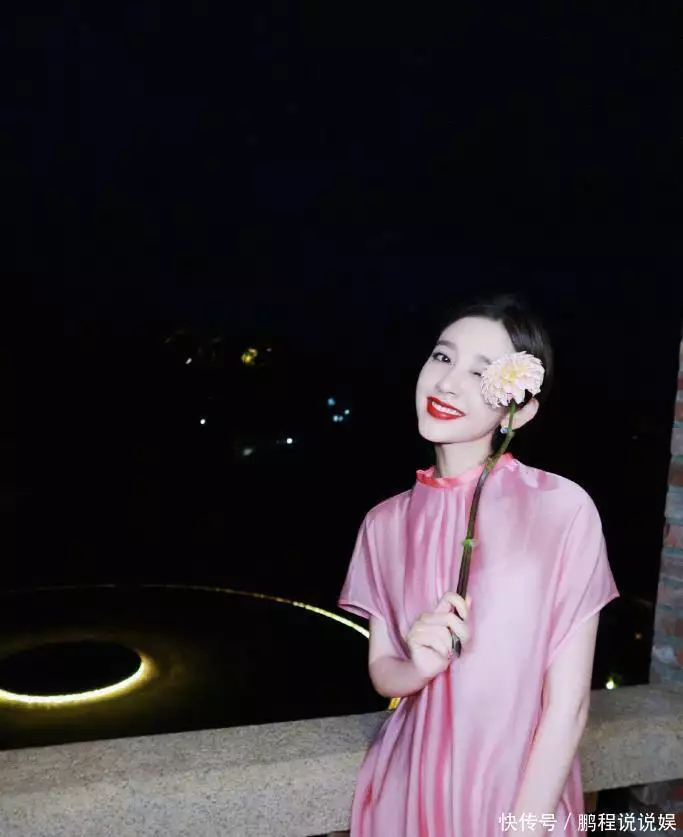 唐艺昕豪宅里庆中秋!穿粉裙拿花指月美成仙,张若昀全程配合拍照