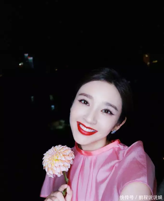 唐艺昕豪宅里庆中秋!穿粉裙拿花指月美成仙,张若昀全程配合拍照