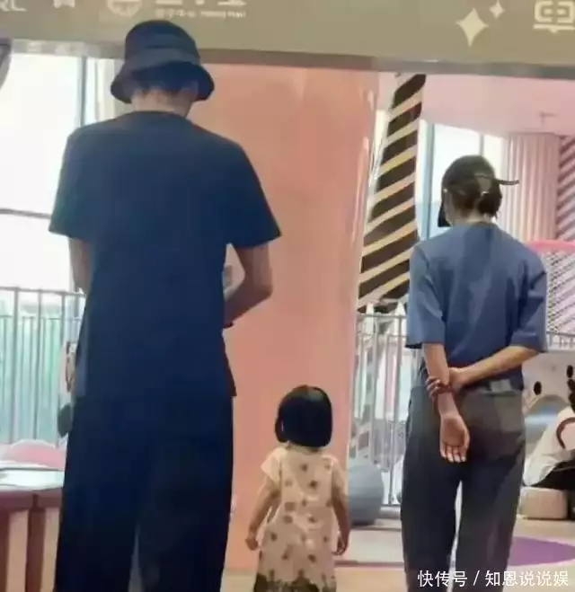 张若昀推娃车被偶遇，唐艺昕优雅辣妈形象，夫妻同心打破离婚传闻