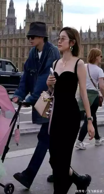 张若昀一家三口伦敦过六一！唐艺昕短发气质绝佳！现场似大片拍摄