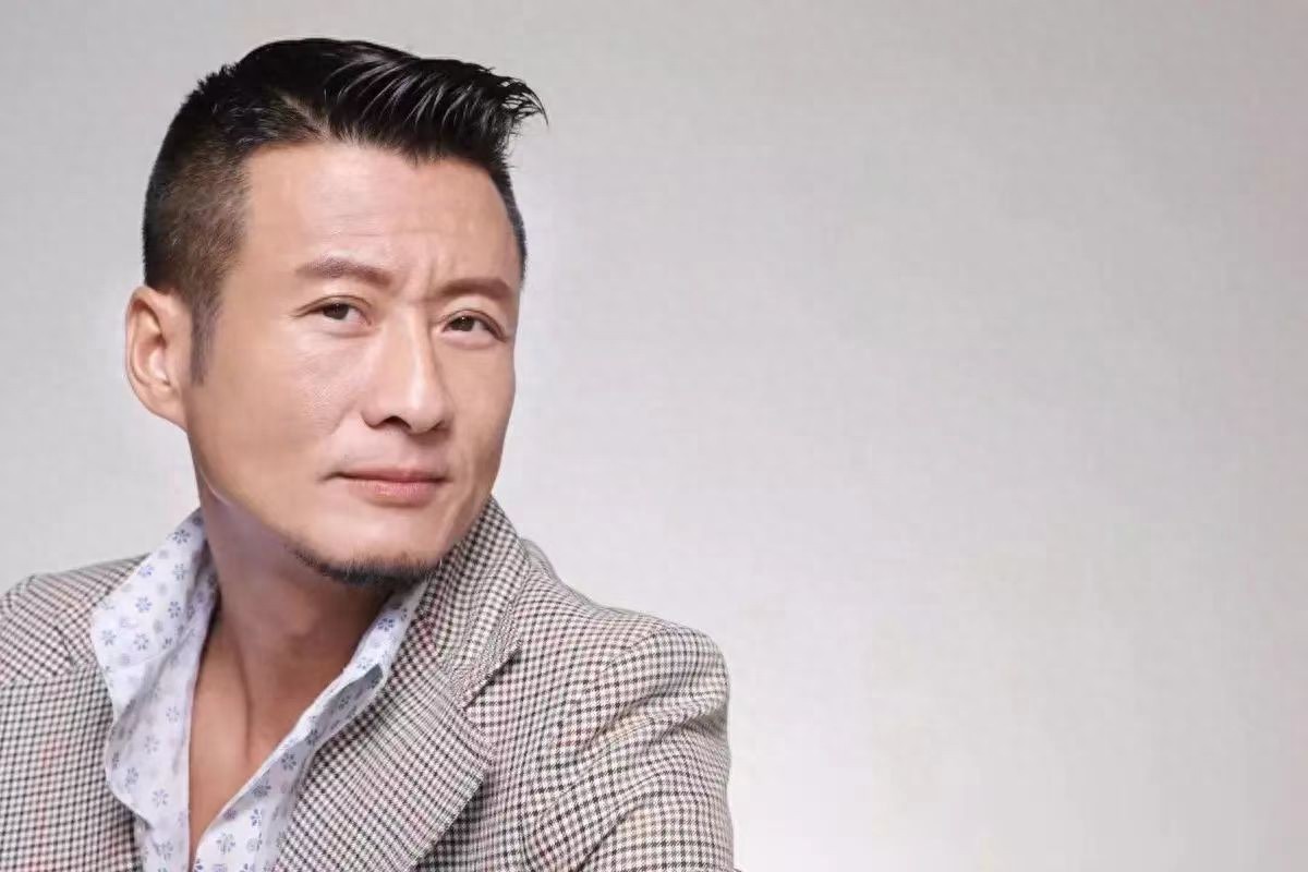 61岁港星内地工地开挖掘机，已被封杀多年，母亲仍住养老院8人间