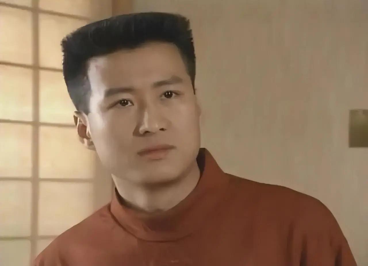 61岁港星内地工地开挖掘机，已被封杀多年，母亲仍住养老院8人间