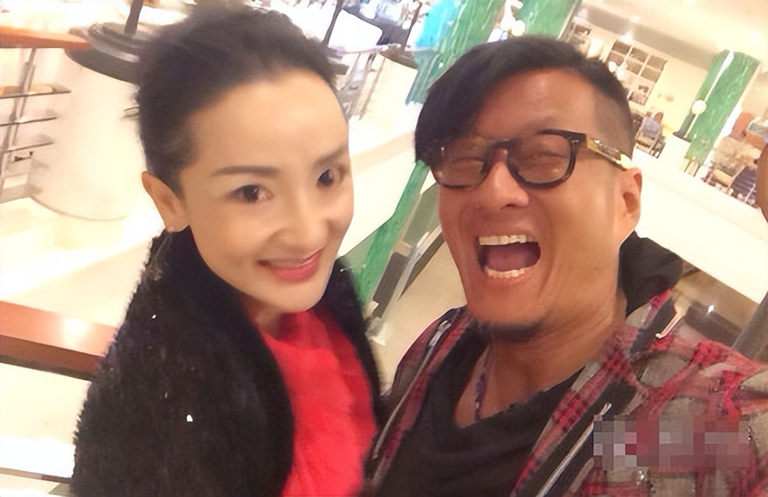 61岁港星内地工地开挖掘机，已被封杀多年，母亲仍住养老院8人间