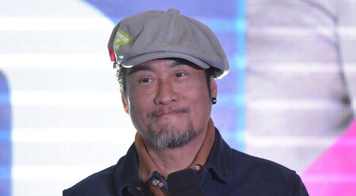 61岁港星内地工地开挖掘机，已被封杀多年，母亲仍住养老院8人间